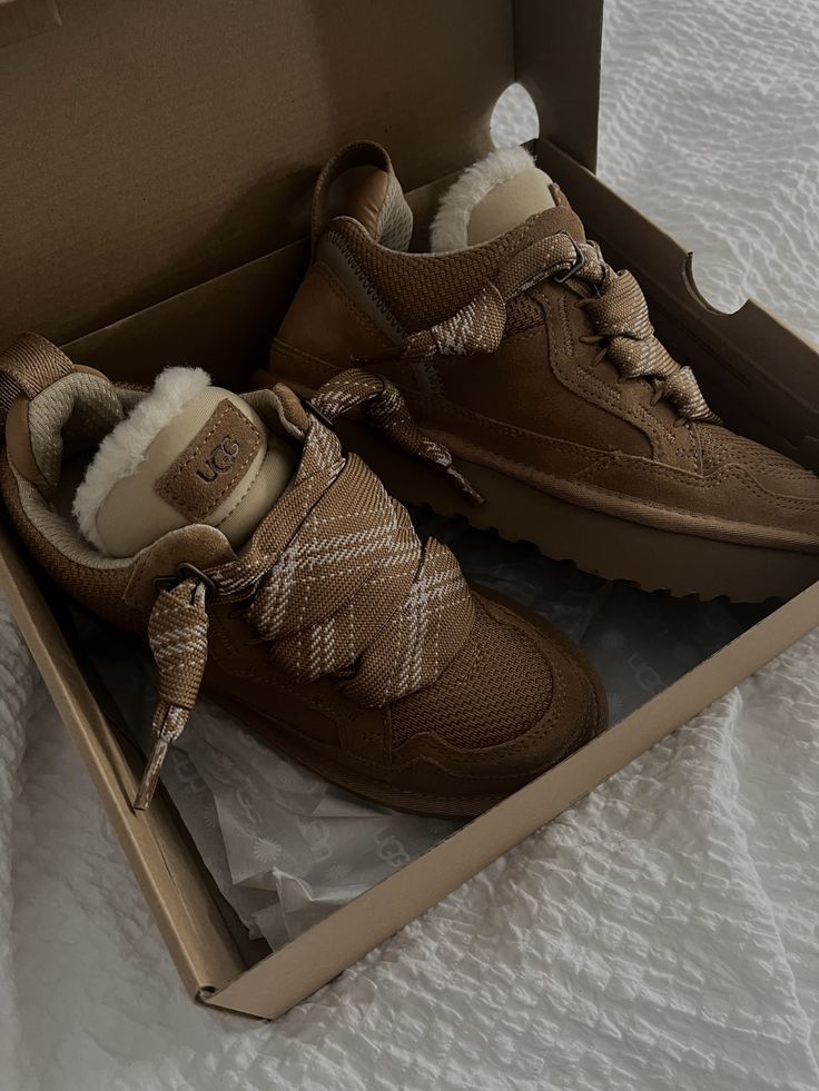 Straight out of the box — Chestnut Lowmel with UGGplush lining.
